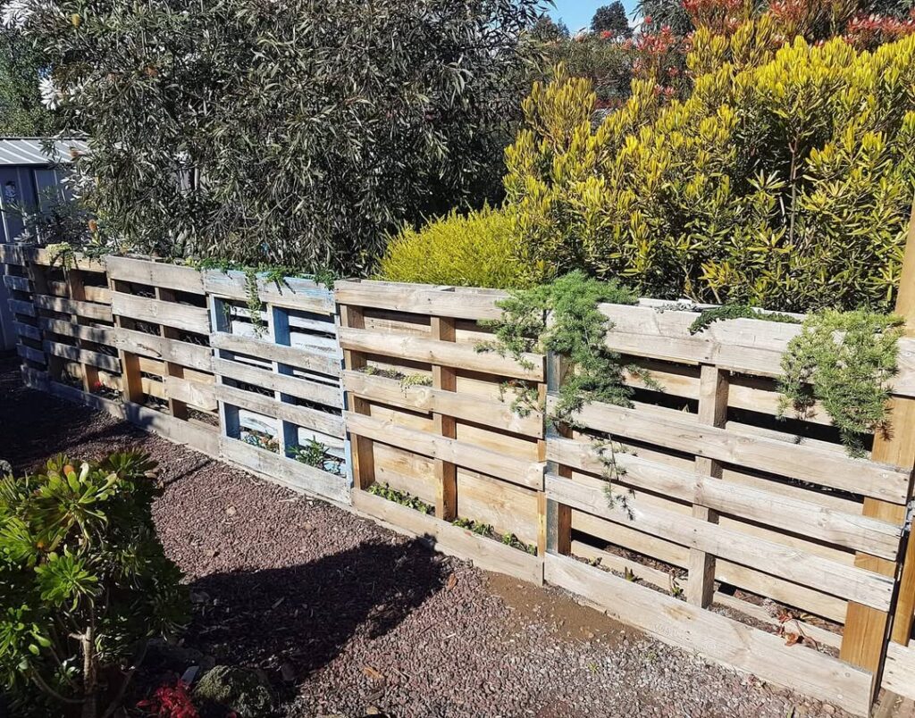 DIY Pallet Fence